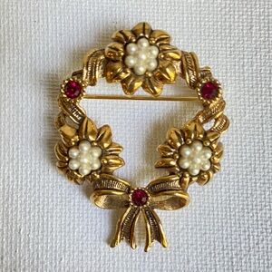 Avon floral wreath brooch pin with faux pearls and red rhinestones in goldtone